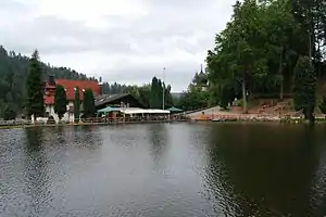 Bergsee mit Kirche Maria in der Tanne