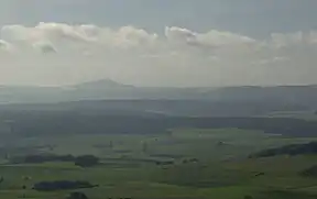 Der äußerste Osten des Gladenbacher Berglandes: Blick vom Rimberg auf den ebenfalls 498 m hohen Dünsberg (östliche Singularität des Krofdorf-Königsberger Forstes, nordwestlich von Gießen). Rechts das "Dreigestirn" aus Dreisberg (448 m), Koppe (454 m) und Hemmerich (475,5 m, nur zum Teil auf dem Bild), östlich dessen der Naturraum Zollbuche in flacheres Hügelland übergeht.