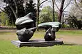 Two-Piece Reclining Figure: Points von Henry Moore (1971)