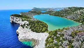 Klippen von Dugi Otok und See Mir