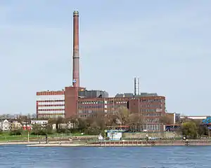 Blick auf das Kraftwerk vom gegenüberliegenden Rheinufer aus
