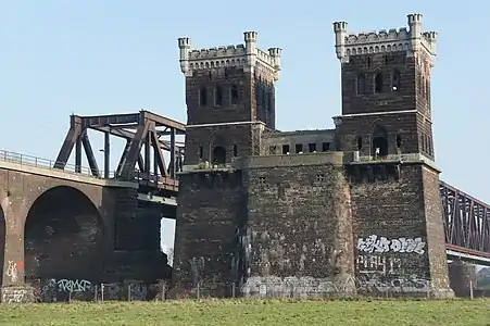 Erhaltener Torturm der Duisburg-Hochfelder Eisenbahnbrücke