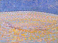 Gemälde von einer Düne, darüber Himmel, an einem sonnigen Tag. Es ist grellbunt, die Dünen sind mit Rosa, Gelb und Hellblau in horizontalen breiten Strichen gemalt. Der Himmel ist ebenfalls mit horizontalen breiten in verschiedenen Blautönen gemalt. Unten links steht die Signatur P. Mondriaan.