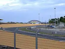 Die Auslaufzonen vor der Dunlop-Brücke.