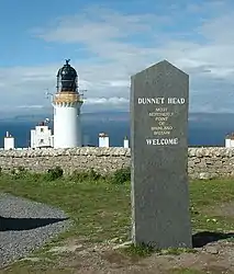 Leuchtturm und Denkmal des nördlichsten Festlandpunktes von Großbritannien