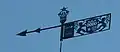 Wetterfahne mit dem Wappen der Familie Werhahn auf der Spitze