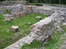 Grundmauern der Ruine der Ordensburg, teils aufgemauert
