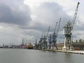 Verladekräne für Stückgut an einem Terminal im Hafen von Danzig