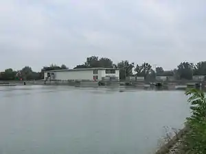 Wasserkraftwerk Dingolfing von oberhalb und vom rechten Isarufer