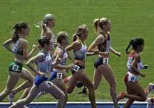 Das Feld der 1500-Meter-Läuferinnen im ersten&nbsp;Vorlauf