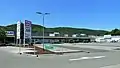 Parkplatz vor dem großflächigen Rewe Center im thüringischen Meiningen, im Juni 2019