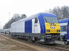 Lok DE&nbsp;2000-01 der Nord-Ostsee-Bahn am ersten Betriebstag der Marschbahn auf dem eigenen Betriebsgelände in Husum