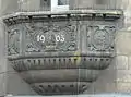 Fassadenschmuck mit Initialen des Bauherrn
