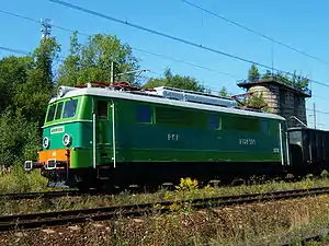 Eine Lokomotive der PKP-Baureihe ET21 vor einem Güterzug