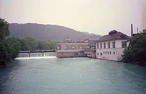 Im Fluss AAREwerk62. rechts Kraftwerk von 1917, das 1994 durch das AAREwerk94 ersetzt wurde