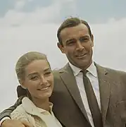 Sean Connery als James Bond und Tania Mallet als Tilly Masterson, in 007 – Goldfinger bei Dreharbeiten am Furkapass und in Andermatt, 1964