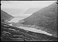 Vorderer (vorne) und hinterer Märjelensee mit dem Gletscher im Hintergrund im Jahr 1909