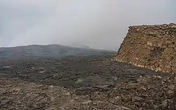Trockenes Lavafeld in der Nähe des Kraters