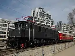 E 04 20 als Denkmal vor der früheren Frankfurter DB-Hauptverwaltung