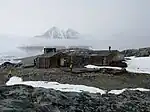 East Base, Stonington-Insel. Gebäude und Artefakte auf dem östlichen Stützpunkt, Stonington-Insel, und in seiner unmittelbaren Umgebung. Diese Bauten wurden während der amerikanischen Überwinterungsexpeditionen (United States Antarctic Service Expedition 1940–1941 und Ronne-Forschungsexpedition 1947–1948) errichtet und genutzt. In Nord-Süd-Richtung (vom Strand bis zum Nordostgletscher bei Back Bay) weist dieses historische Gebiet eine Ausdehnung von 1000 m auf, in Ost-West-Richtung etwa 500 m.
