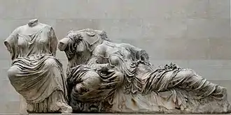 Die Figuren K, L und M vom Ostfries des Parthenon, rechts vielleicht Aphrodite, um 440 v.&nbsp;Chr. (British Museum)