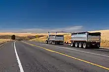 Ein Truck-Transport ostwärts auf dem Highway 2 in der Nähe von Waterville