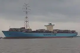 Containerschiff Ebba Mærsk (Länge 397,71 m) vor dem südlichen Tragmast der Elbekreuzung 2 (Höhe 227 m)