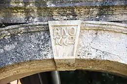 Schlussstein des nördlichen Eingangstors (2017) zwischen den beiden Torhäusern, gleicher Stein auch im südlichen Tor