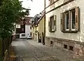 Drehort Ebersteingasse in Gernsbach (2009). Das postmodern renovierte Haus in der Bildmitte wurde für die Dreharbeiten hinter einem hölzernen Baugerüst und Planen versteckt.
