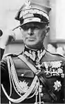 Polens früherer Oberbefehlshaber General Edward Rydz-Śmigły beim Salutieren (1939)