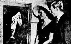Charles Benyon Lloyd Jones (Sohn des Initiators) mit Edwina Hordern vor Pablo Picassos Le&nbsp; Corsage&nbsp;Orange.