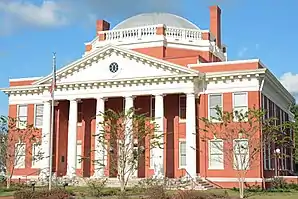 Effingham County Courthouse (2015). Das Courthouse entstand 1908/09 und weist Stilelemente des Neoklassizismus auf. Es ersetzte das alte Gerichts- und Verwaltungsgebäude, das auf das Jahr 1849 zurückging. Im September 1980 wurde das Gebäude als zweites Objekt im County in das NRHP eingetragen.