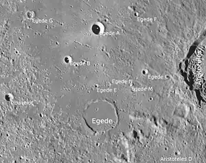Egede mit Nebenkratern und dem Rand von Aristoteles rechts (LROC-WAC)