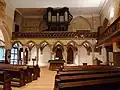 Innenansicht mit Blick auf die Orgel