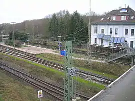 Ehemaliges Bahnhofsgebäude (Ostseite)mit Bahnsteig im Jahr 2016