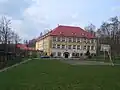 Ehemalige Zentralschule Hirschfelde mit Sportplatz