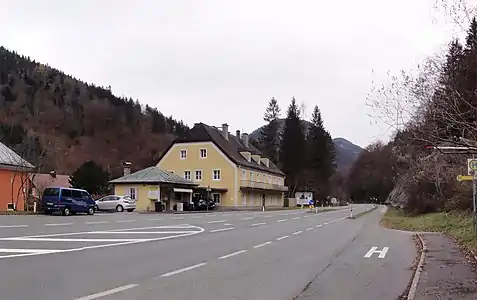 Ehemaliges österreichisches Zollamt bzw. Grenzstelle am Hangendensteinpass im Ortsteil Hangendenstein von Grödig an der Berchtesgadener Straße (B 106) in Richtung Berchtesgadener Land; links davon ein Teil der roten Rückfront der noch älteren  k.k. Mautstation