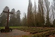 Ehrenhain auf dem Vareler Friedhof, von hinten betrachtet