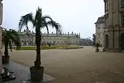 Blick vom Ostflügel über den Ehrenhof auf den Marstall