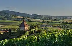 Ölberg-Kapelle oberhalb Ehrenstettens mit der Burg Staufen im Hintergrund