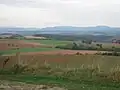 Blick von der Roten Warte über die Hügellandschaft bis zum Rotenberg und zum Harz