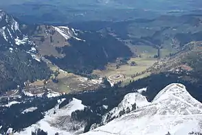 Blick vom Pilatus Richtung Nordwesten ins apere Eigental: Über der Honegg zieht von links der Ausläufer des Rägeflüeli zum Rosebode und fällt im Ganterseiwald hin zum Gantersei und Linde ab. Im Mittelgrund Buechstäg, im Hintergrund die Dörfer Eigenthal und Schwarzenberg.