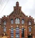 Mittelbau, Detailansicht mit Drillingsfenstern und Giebel (2022)