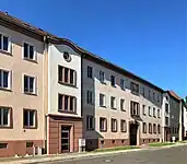 Der Gebäudeteil Eckartstraße 4/5 bildet einen Teil der westlichen Straßenrandbebauung. Er schließt an die Leipziger Straße 57 an. (2021)