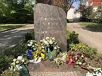 Gedenkstein mit Blumenschmuck (2022)