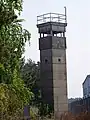 Einer von zwei Wachtürmen im nördlichen Flugplatzareal neben dem Hangar, seinerzeit Posten 3