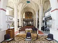 Säulenreihen und Gewölbe im Langhaus; dreiseitige Empore