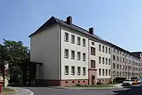 Das Gebäude Eckartstraße 24. Zwischen den Hausnummern 24 und 25 überspannt eine Pergola die Zufahrt zum Innenhof. (2012)