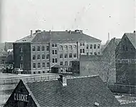 Die hofseitige Ansicht der Stadtschule mit einem der überdachten Übergänge zur Turnhalle (angeschnitten, um 1910)