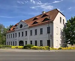 Die straßenseitige Ansicht des Verwaltungsgebäudes (2013)